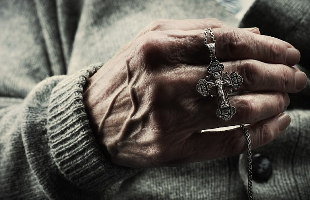 Можно ли надевать крестик умершего родственника – ответ священника