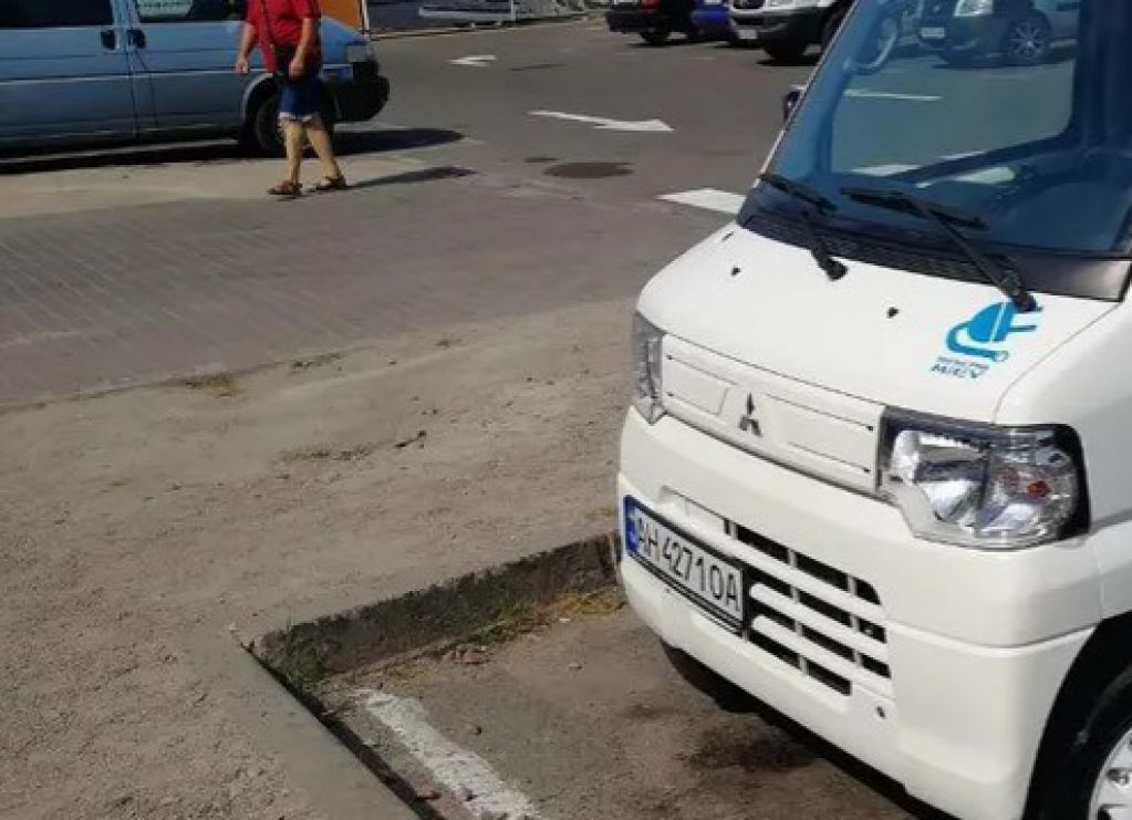 В Киеве видели очень редкий электромобиль из Японии