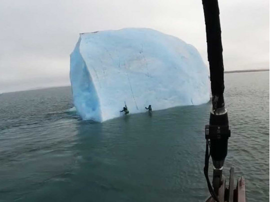 В океане перевернулся айсберг с находящимися на нем людьми. ВИДЕО