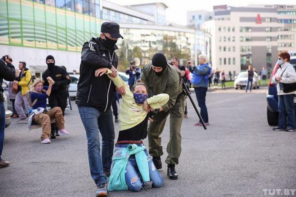 Женский марш в Минске бьют и пакуют в автозаки. ФОТО, ВИДЕО