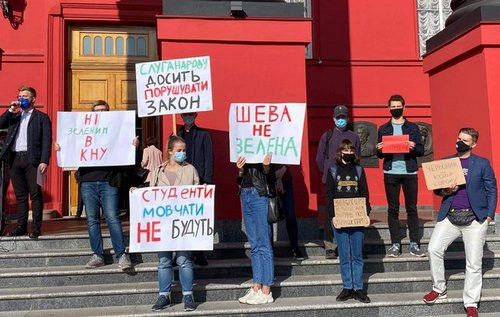 "Ні зеленому КНУ": студенти вийшли на протест через зйїзд партії президента