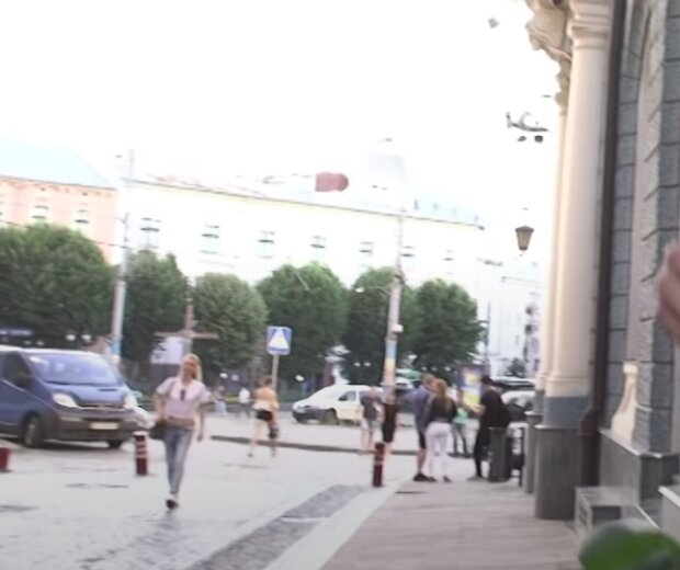 В Черновцах полицейский приковал себя наручниками к парню и спас тому жизнь