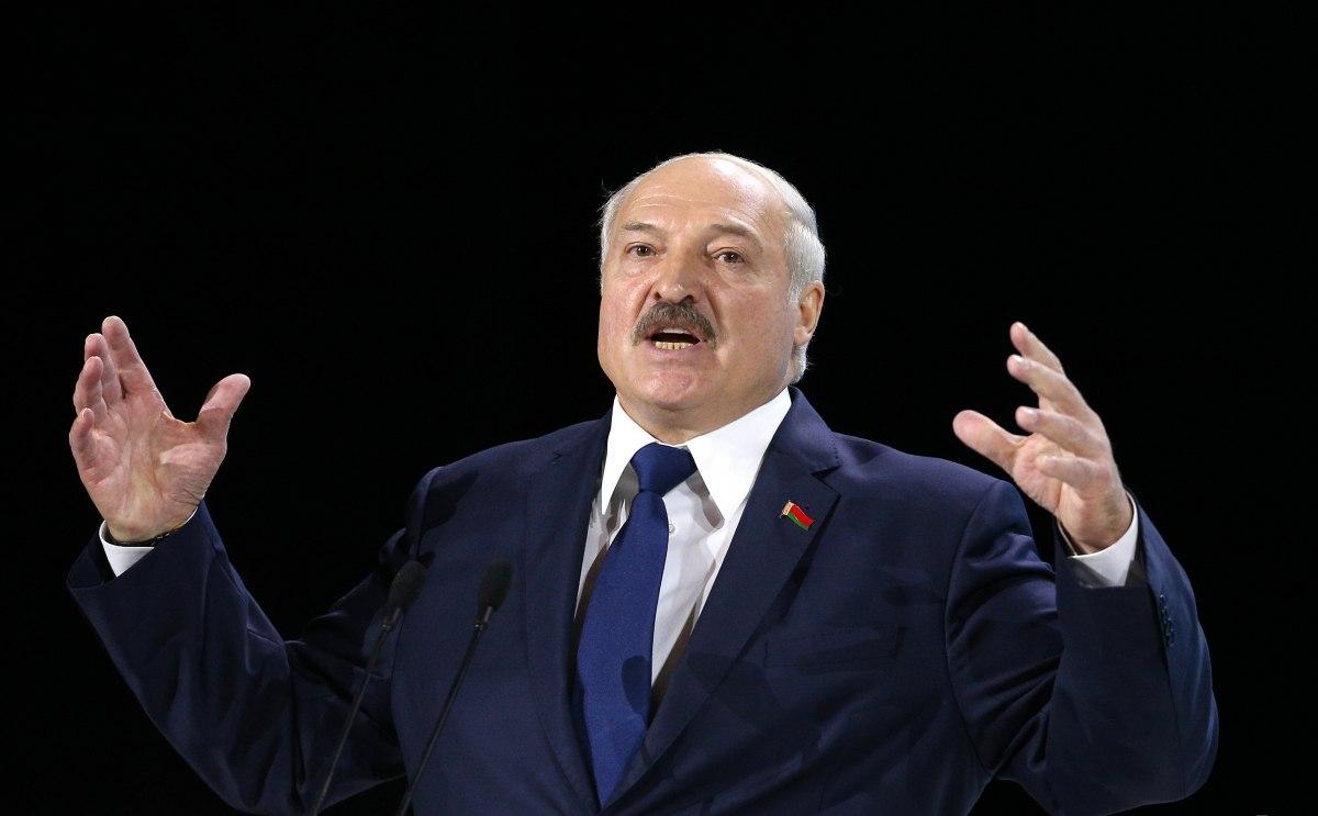 Лукашенко дерзко нахамил Макрону в ответ на предложение уйти в отставку