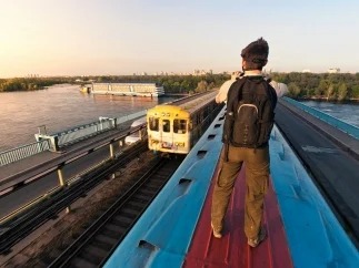  «Голову долго не могли найти». В киевском метро погиб «зацепер»: жуткие подробности. ВИДЕО