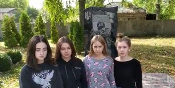 Скандал: школьницы станцевали тверк у мемориала погибшим в АТО ВИДЕО