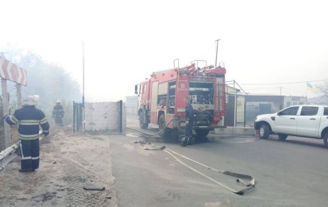 Полыхает огонь, гремят взрывы: пожар добрался до жилых домов в Станице Луганской 