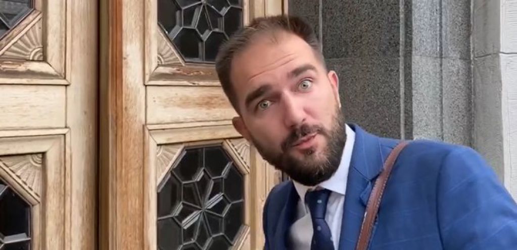 Александр Юрченко – человек специфический…Ему просто надо конверт давать. И все