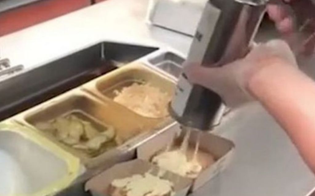 Сотрудник McDonald’s показал, как мстят посетителям, делающим заказ незадолго до закрытия