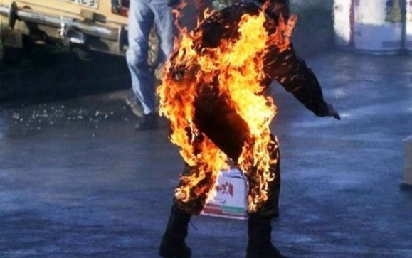 В центре Киева мужчина сжег себя, облив бензином: подробности