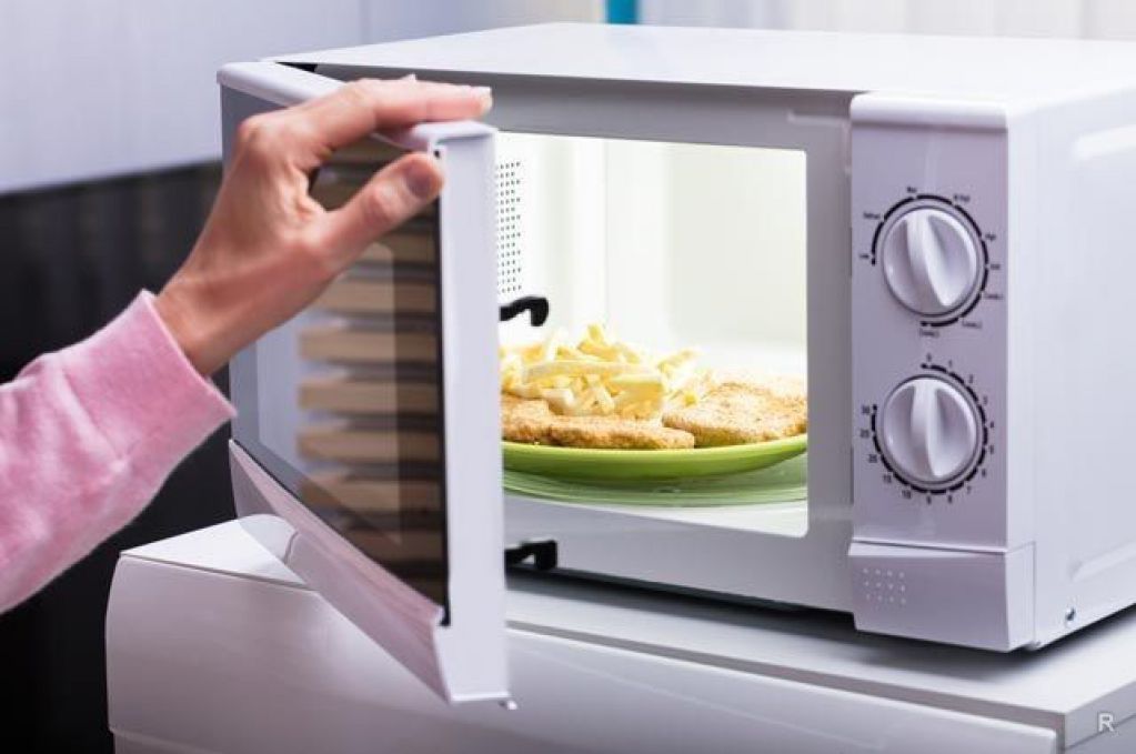 Названы продукты, которые не стоит нагревать в микроволновой печи