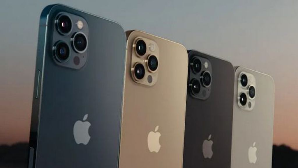 Apple показала новые iPhone 12: названы комплектация и цена