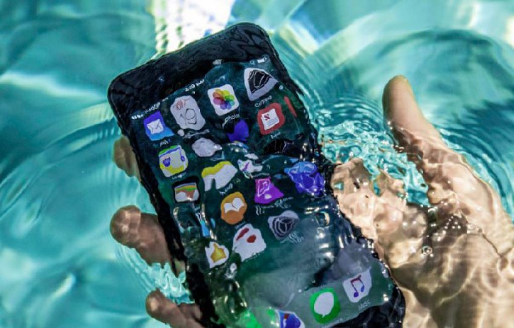 Что нельзя делать, если смартфон окунулся в воду: четыре ошибки