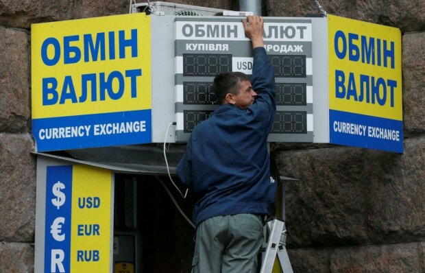  Чем в понедельник украинцев встретят обменники: НБУ обновил курс