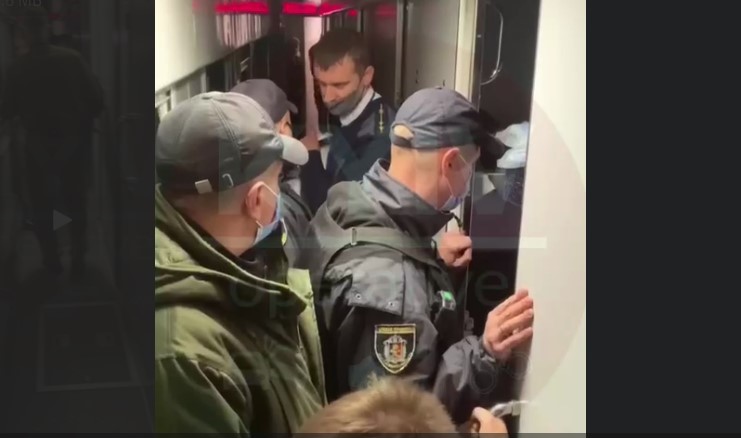 Девушки бегали голые по вагону: поезд Киев-Львов пришлось остановить из-за неадекваток. ВИДЕО