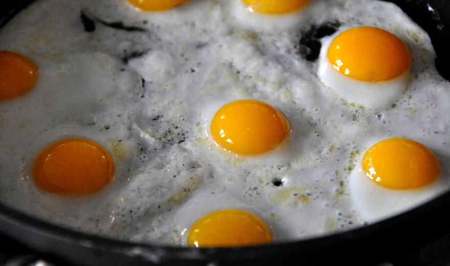 Диетологи назвали продукты, которые ни в коем случае нельзя сочетать с яйцами