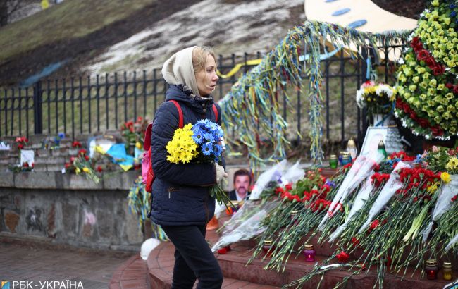 В Киеве неадекват на глазах у людей осквернил памятник Героям Небесной сотни