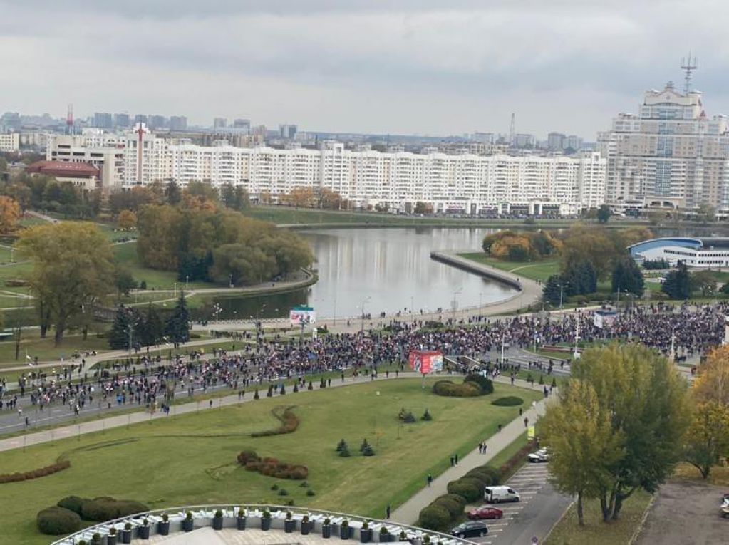 Протесты в Беларуси: журналисту устроили "коридор позора". ВИДЕО
