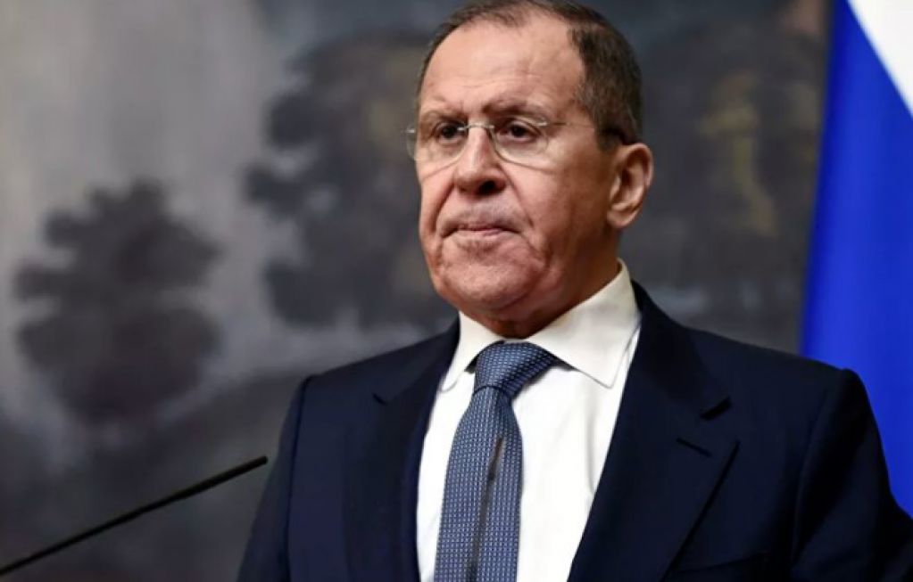 Глава российского МИД развеселил неправильным ношением маски