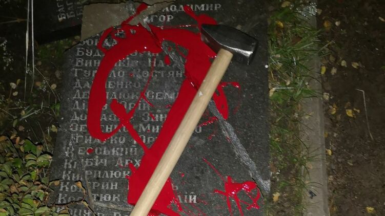В Киеве вандалы разгромили памятник украинским националистам