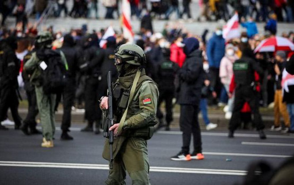 В Минск стягивают бронетехнику с пулеметами: ВИДЕО разгона акции протеста