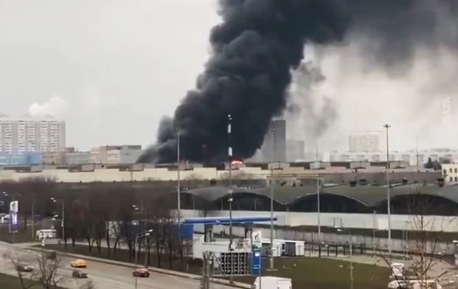 Москва содрогается от взрывов: полгорода затянуло едким дымом. ВИДЕО