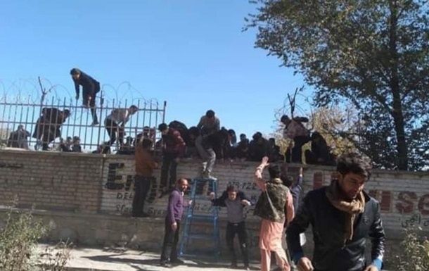 Кошмар в Кабуле: террористы расстреляли студентов вуза, погибли более 20 человек