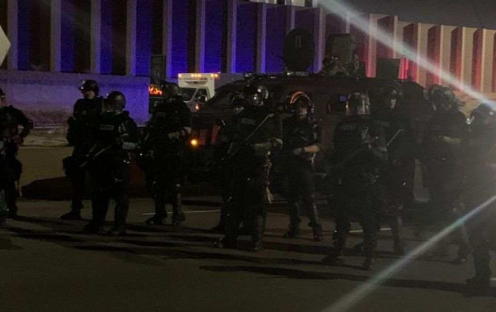 Полиция начала задерживать протестующих в США