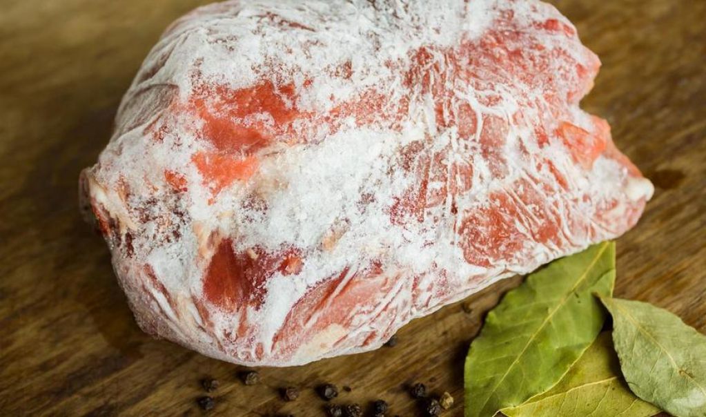 Как почти мгновенно разморозить мясо или рыбу