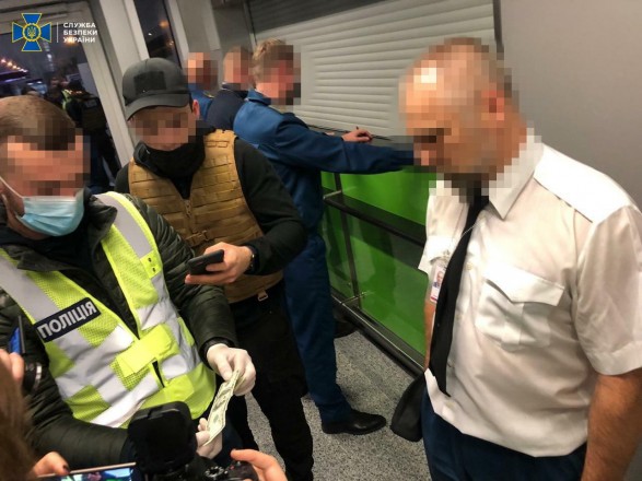 Вымогали деньги с пассажиров: СБУ задержала таможенников «Борисполя»