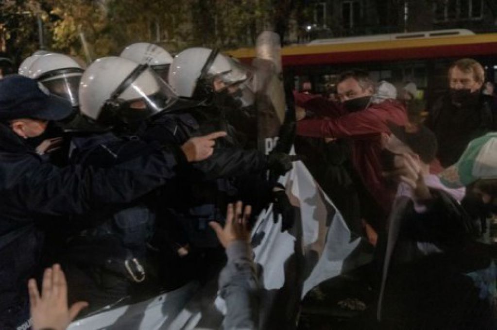 Копам пришлось стрелять: националисты с шумом отпраздновали День независимости Польши
