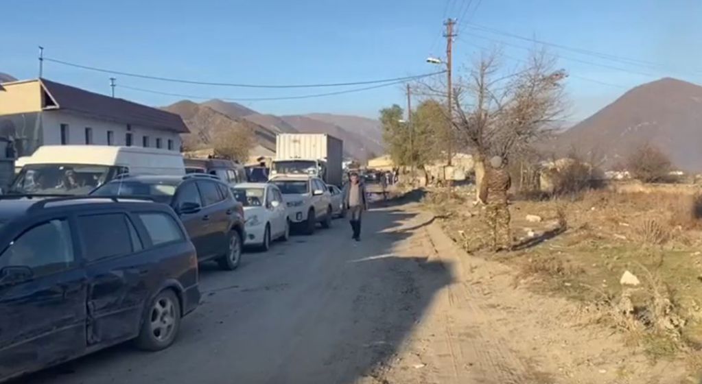 Армяне уходят из Нагорного Карабаха: на горных дорогах пробки. ВИДЕО