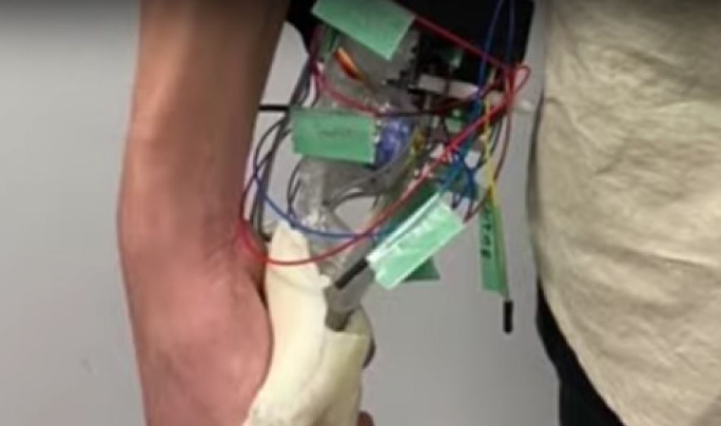 В Японии создали робо-руку для одиноких мужчин. ВИДЕО