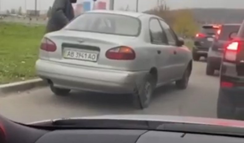 В Киеве водители парализовали движение, устроив разборки посреди дороги. ВИДЕО