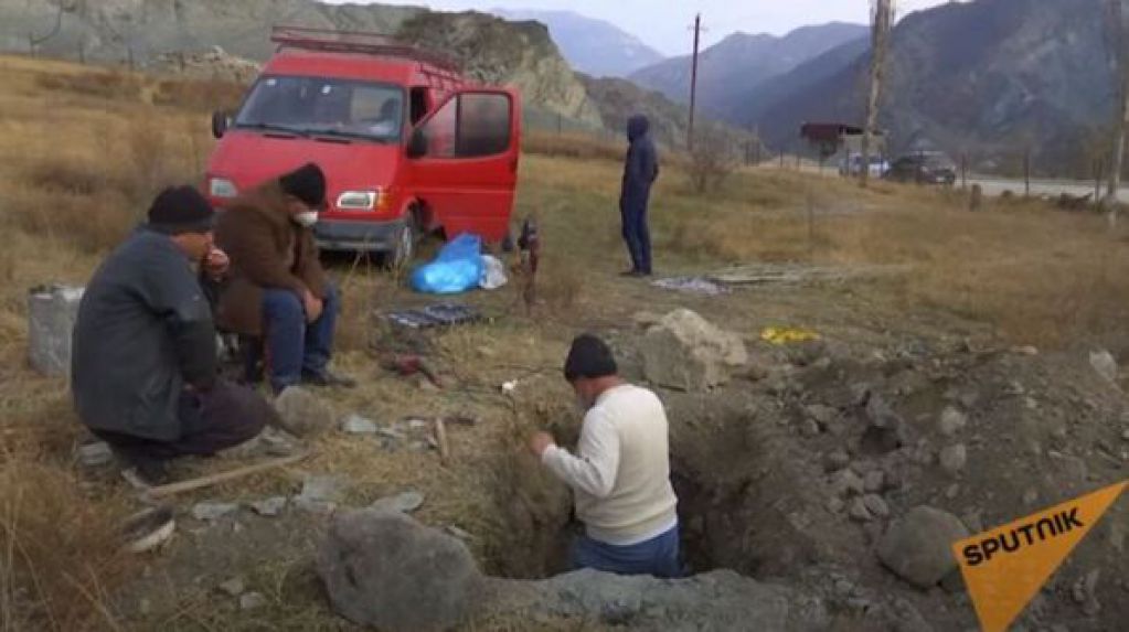 Армяне едут из Карабаха, но сначала выкапывают мертвых из могил. ВИДЕО