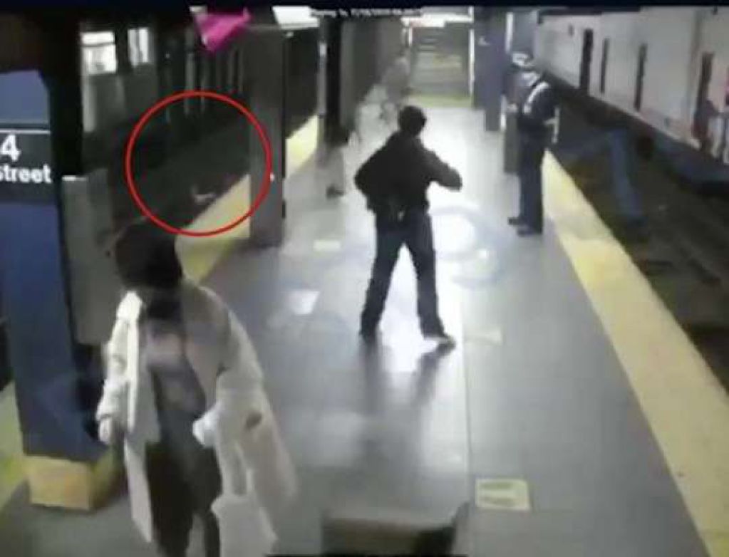Женщину, ожидавшую поезд метро, вытолкнули на рельсы. ВИДЕО