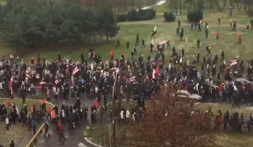 В Минске силовики начали жесткий разгон митингующих. ВИДЕО