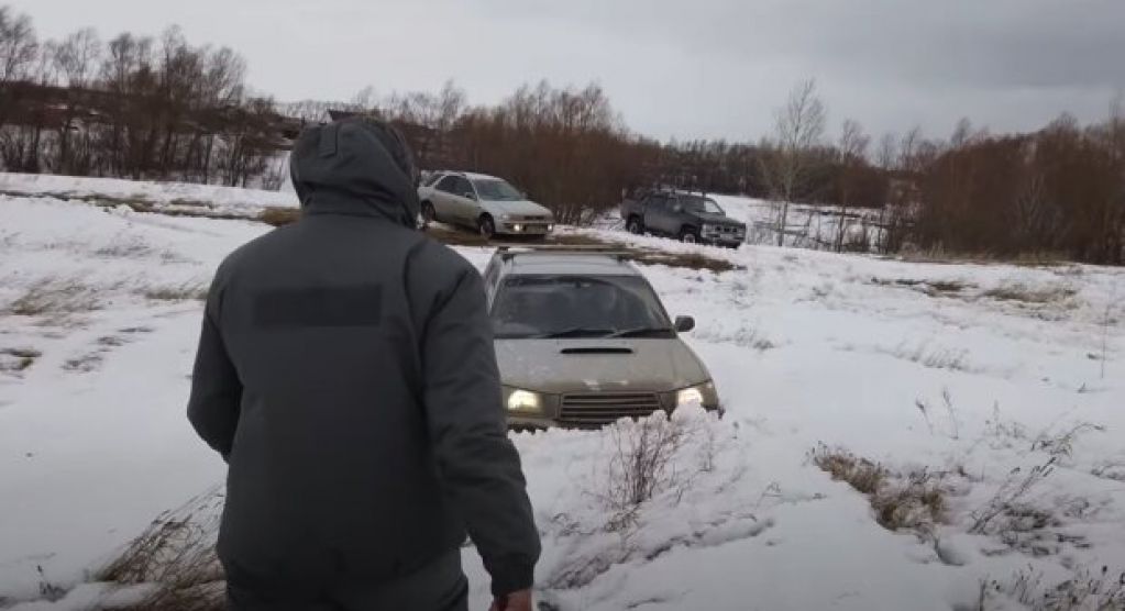 Водитель показал, как вытащить авто из снега с помощью подручных средств. ВИДЕО