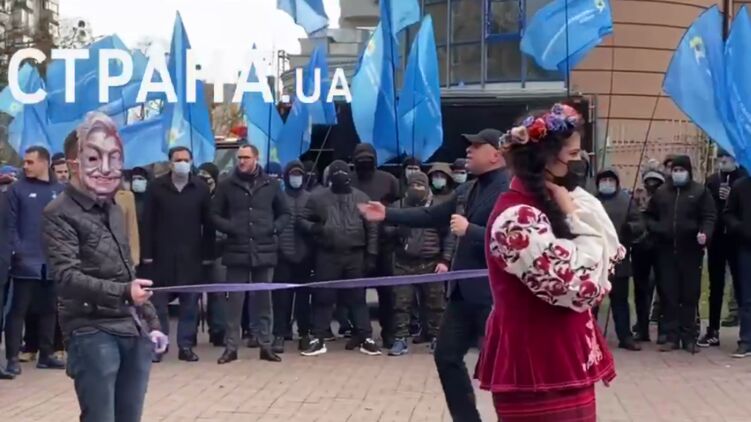 Под посольством США в Киеве развернулся масштабный митинг против Сороса