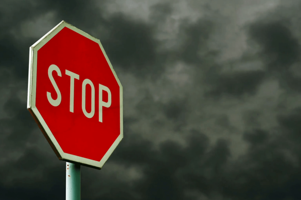 Почему в Париже нет ни одного знака "STOP"