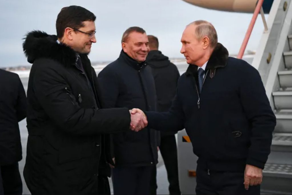 Песков объяснил, почему Путин в Сарове не надевал маску и здоровался за руку