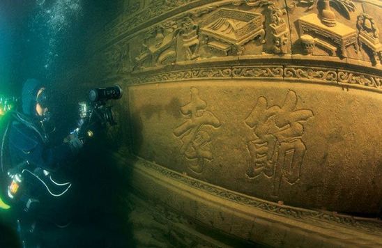 Загадочный древний город обнаружен под толщей воды: впечатляющее ВИДЕО со дна озера