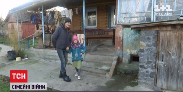 "Мама отдает в интернат, папа - забирает": странная история с детьми потрясла Украину