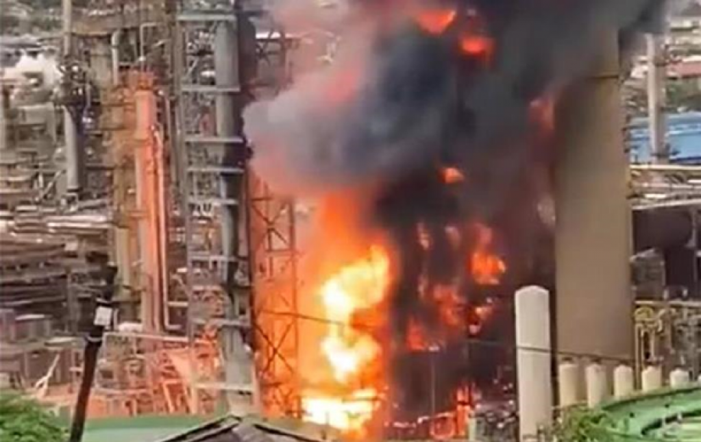 Мощный взрыв в ЮАР: на воздух взлетел нефтезавод