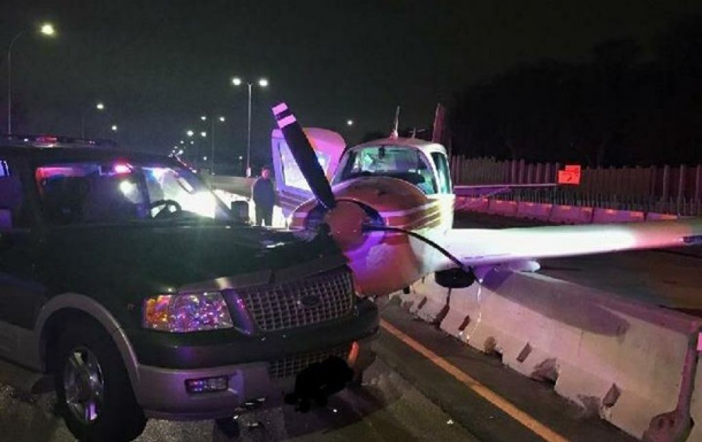В США самолет протаранил автомобиль прямо на трассе. ВИДЕО