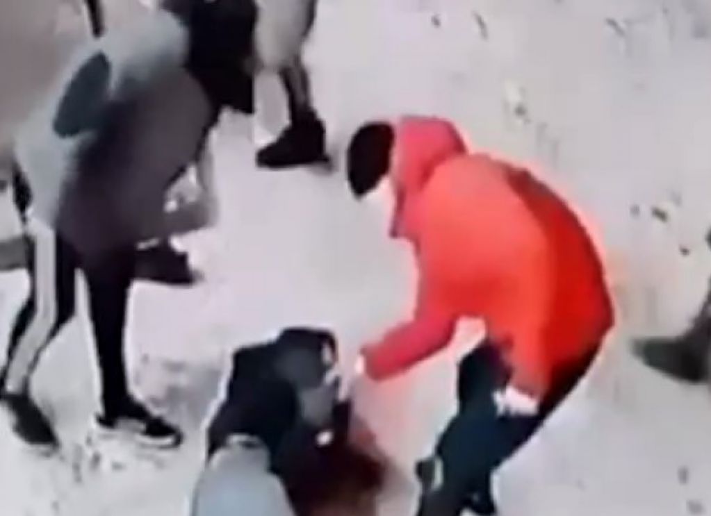 Ногами по голове: в России неадекваты избили женщину-таксиста. ВИДЕО