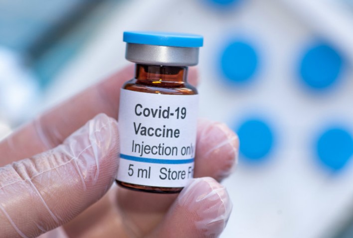 В Минздраве рассказали, когда вакцина от коронавируса появится в аптеках