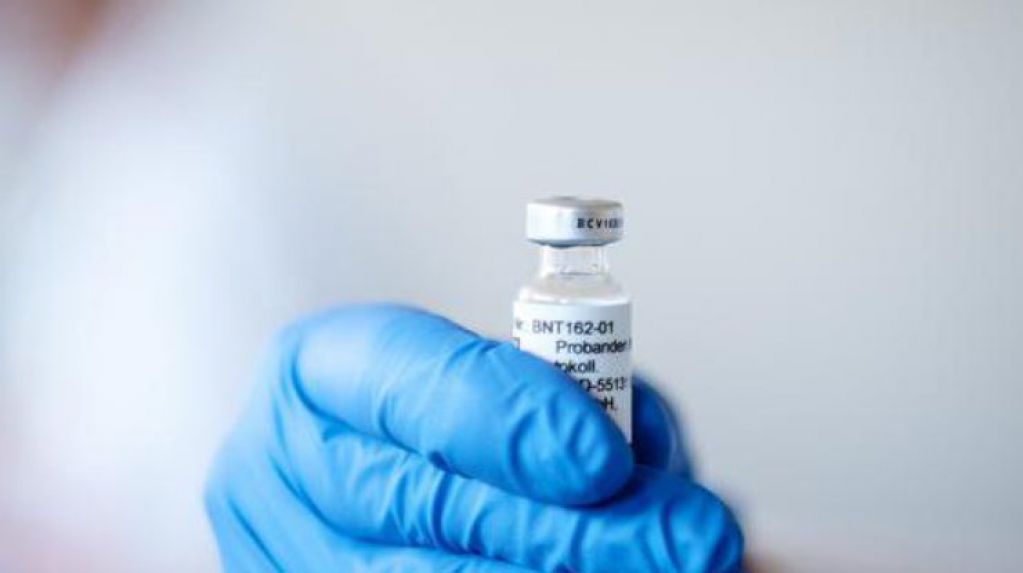 Медработник угодил в больницу после вакцинации от COVID-19