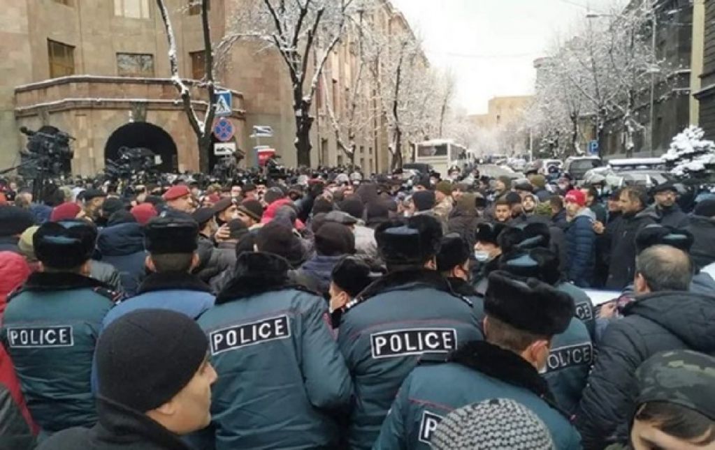 Массовые столкновения в Ереване: полиция схлестнулась с протестующими. ВИДЕО