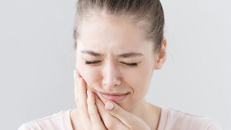 Если донимает прорезавшийся зуб мудрости: как домашними способами снять боль