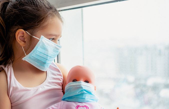 Дети в опасности: что медики узнали о новом штамме коронавируса из Британии